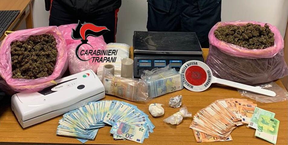 Lo fermano per un controllo anti Covid, ma  trovano cocaina e contanti