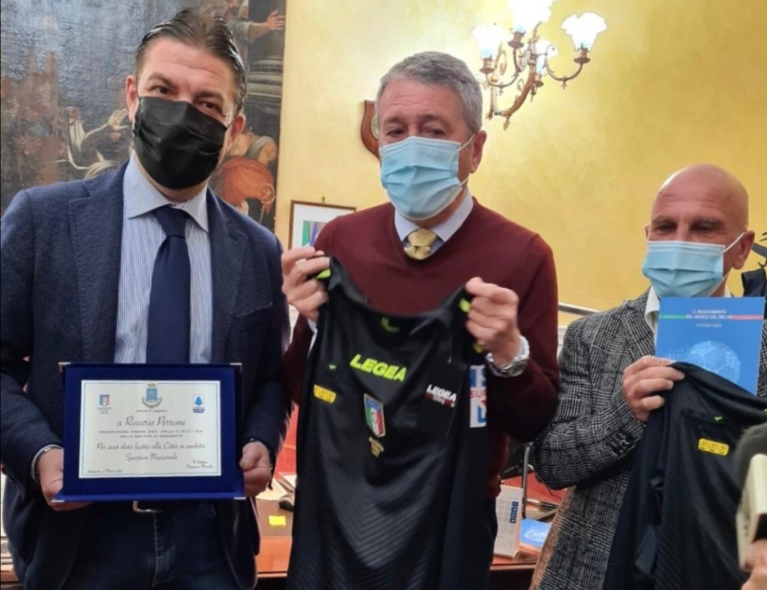Agrigento, una targa del Comune all’arbitro promosso nella serie A di calcio Rosario Perrone