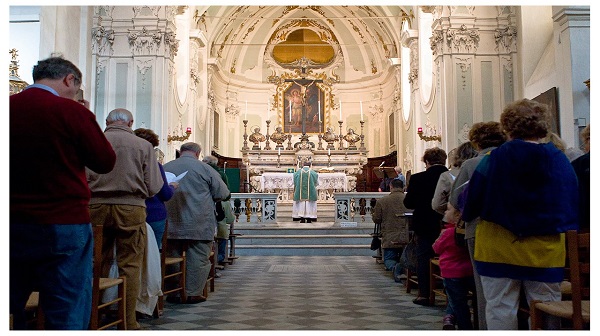 Sviene durante la messa in una chiesa di San Cataldo e risulta positiva al Covid