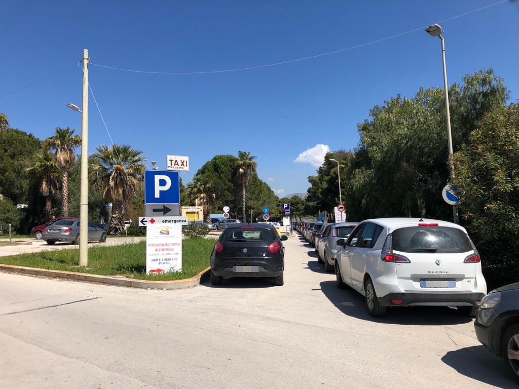 Code al drive-in dell'ospedale di Sciacca mentre la citta' si appresta ad uscire dalla "zona rossa" con i contagi ancora alti