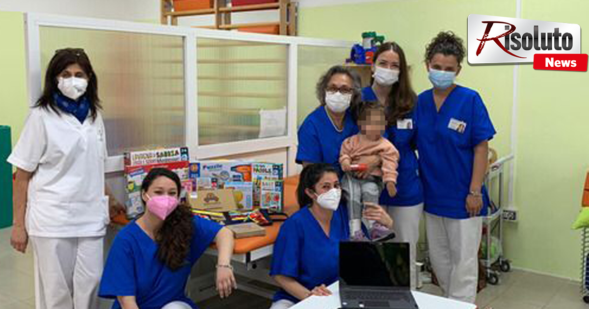 I genitori di una bambina, paziente della Maugeri di Sciacca, donano computer e giochi con le offerte raccolte grazie ai quadri della piccola