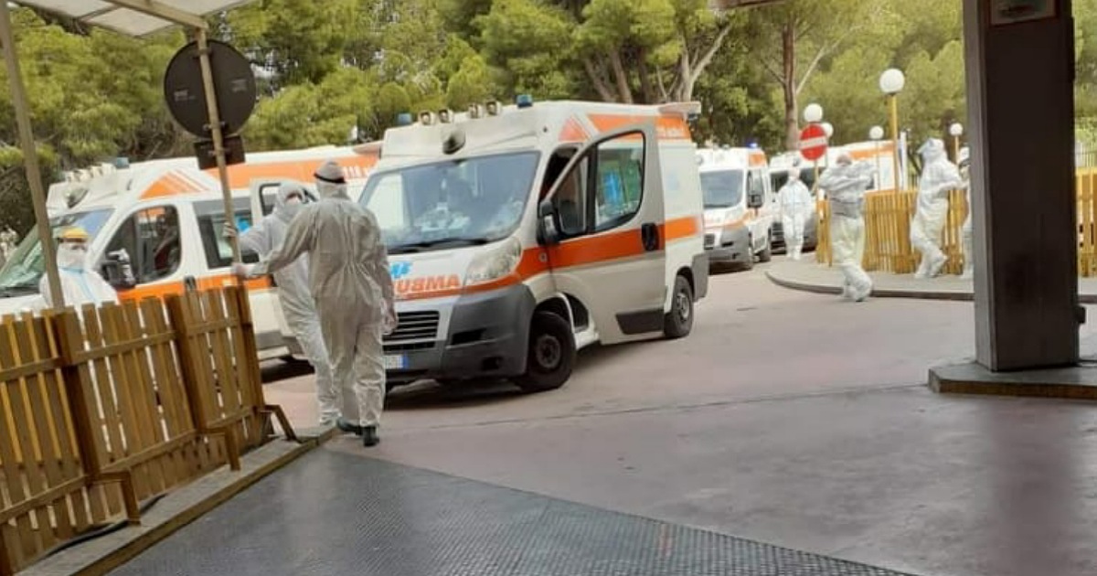 Al Centro Covid di Partinico ambulanze in coda come un anno fa