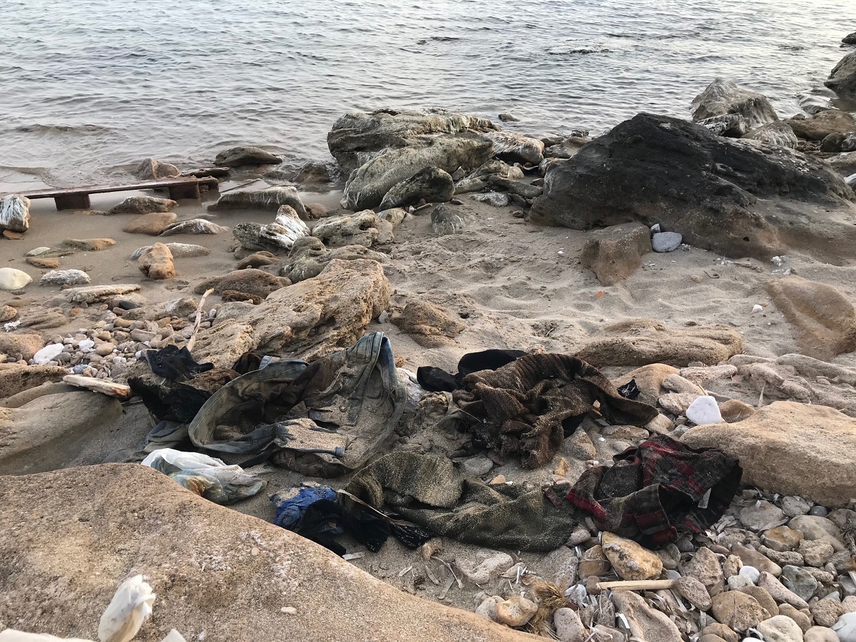 Menfi, ritrovati abiti di adulti e bambini in spiaggia