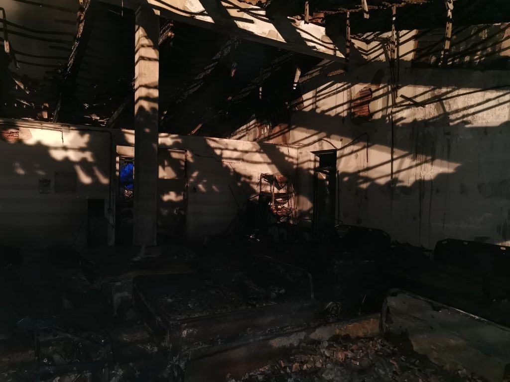 Incendio in un magazzino del Verdura Golf Resort di Sciacca, ingenti i danni