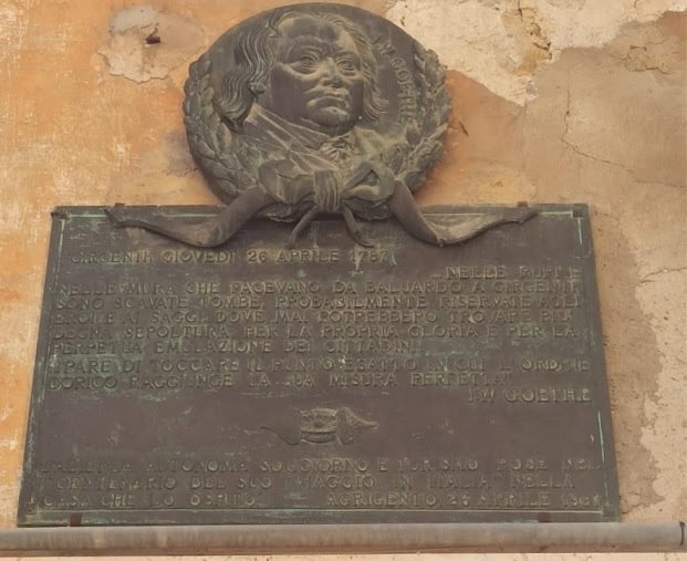 Lastra bronzea dedicata a Goethe nel degrado ad Agrigento
