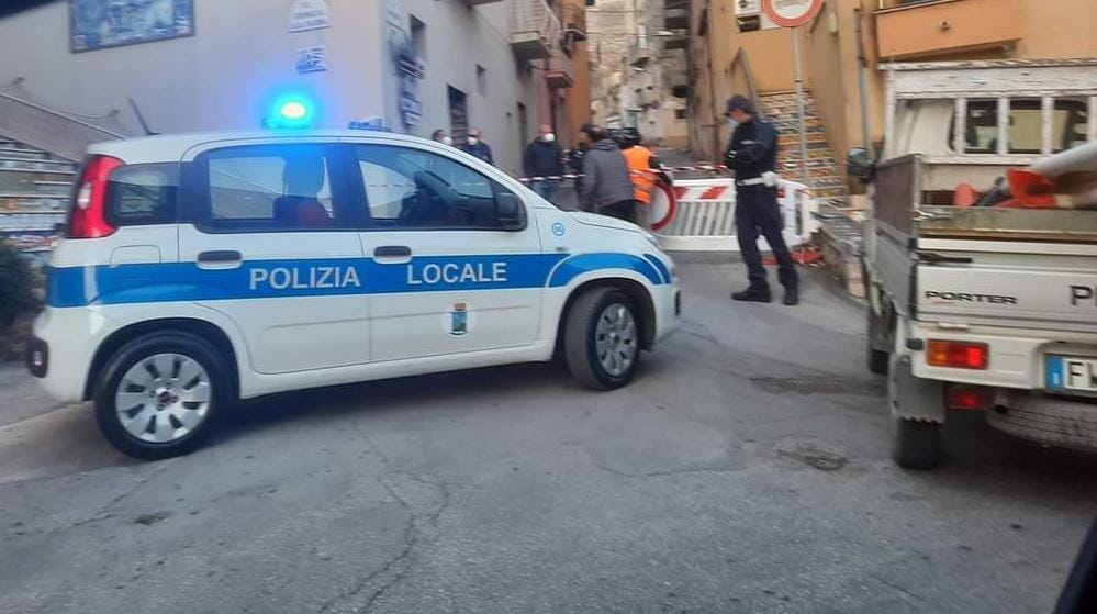 Chiusa al transito anche la via Caricatore a Sciacca, cedimento fognario