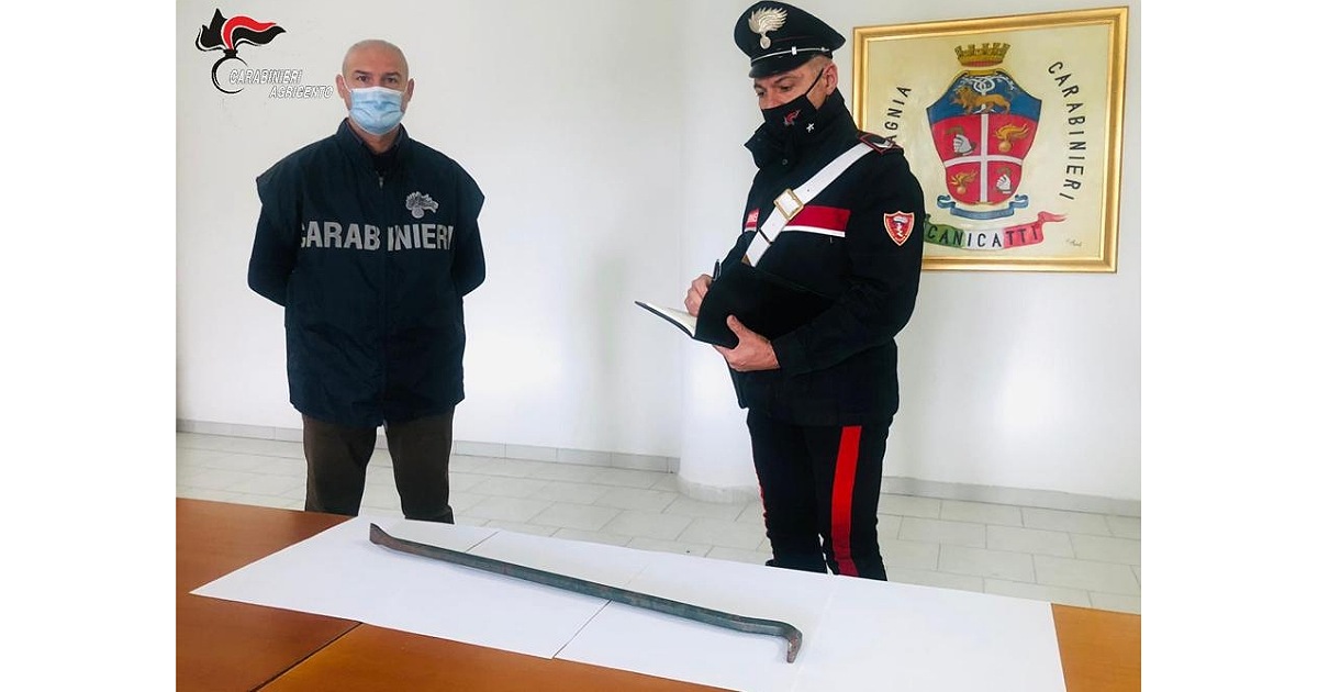 Aggredisce per strada l'ex moglie a colpi di spranga, arrestato dai carabinieri