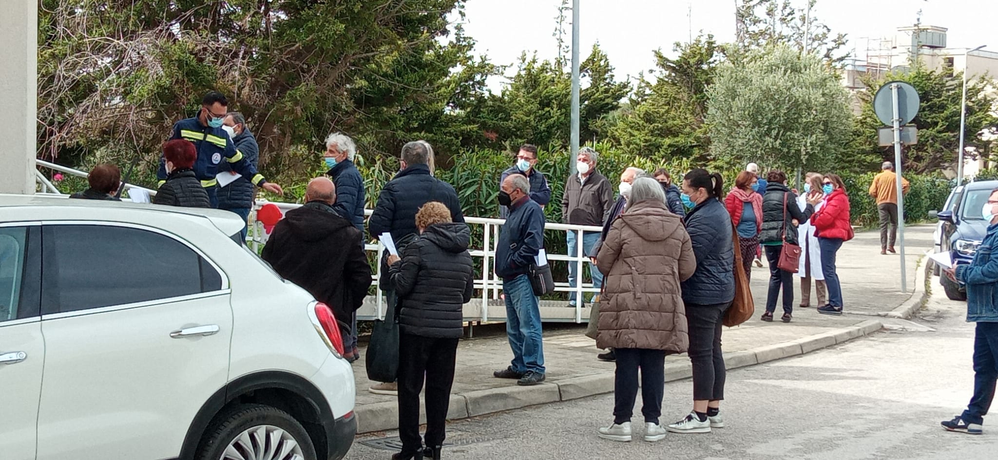 I sessantenni del distretto di Sciacca rispondono alla chiamata all'Open Day di Astrazeneca, gente in fila al punto vaccinale da questa mattina