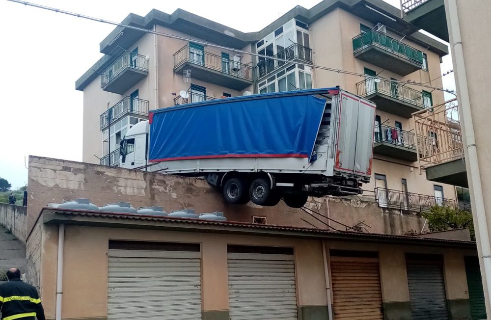 Tir in bilico sul tetto di una palazzina, attimi di paura a Caccamo