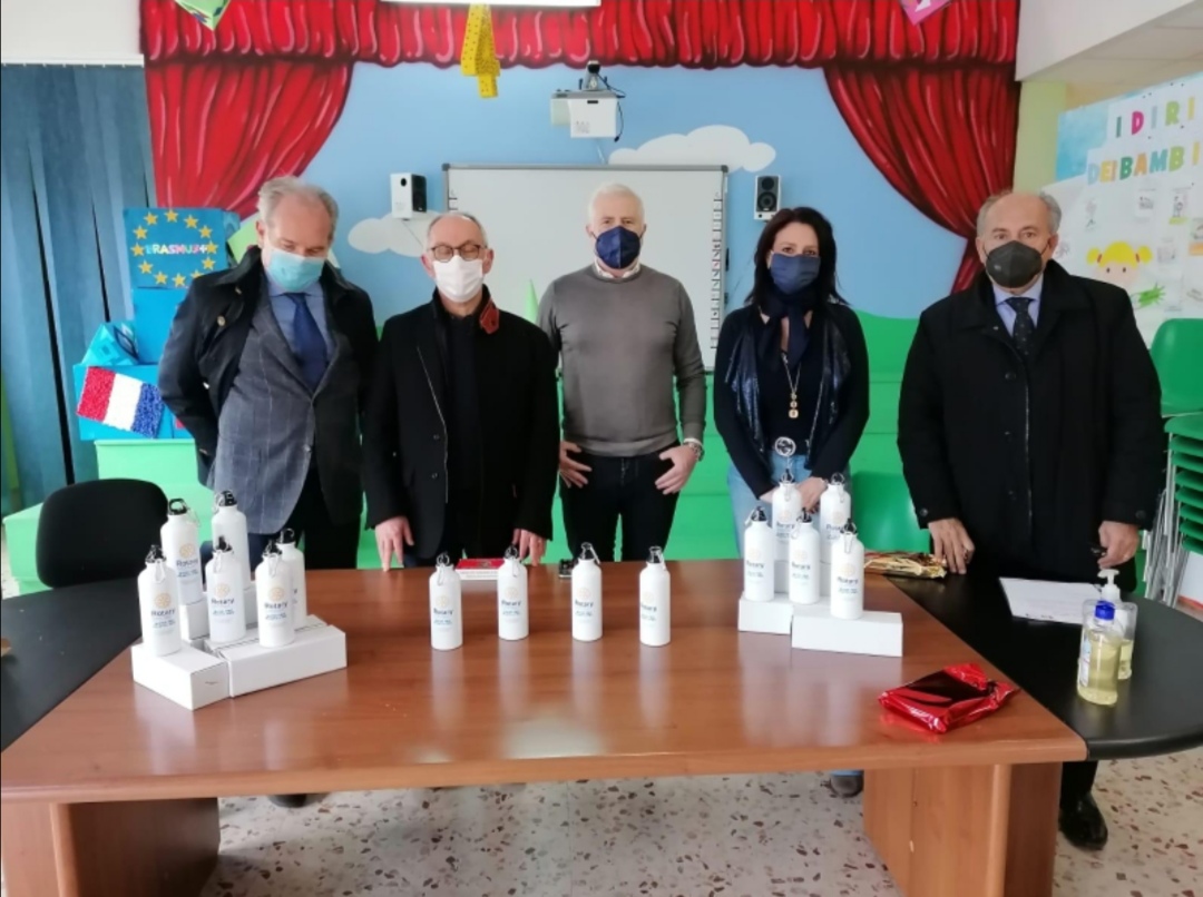 Sciacca, il Rotary Club consegna all'istituto Dante Alighieri 300 borracce nell'ambito del progetto "Acqua free Plastic free"