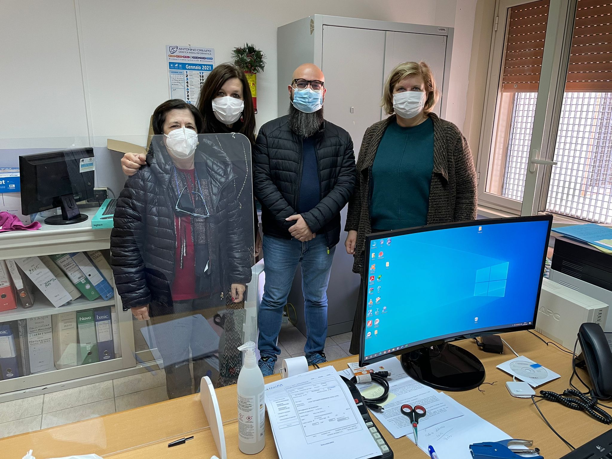 Dopo il furto subito dalla scuola Santi Bivona, l'Istituto Walden dona pc