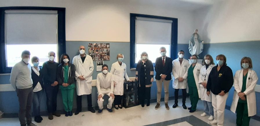 Avvocato guarito dal Covid dona uno smart tv all'ospedale