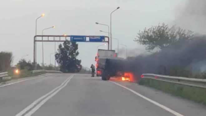 Camion a fuoco sulla Fondovalle vicino a Menfi, si salva il conducente