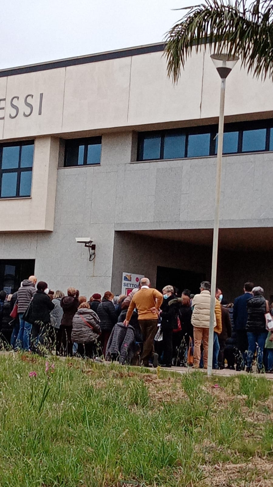 Assembramenti all'hub vaccinale di Agrigento, il commissario Zappia si scusa: "Oggi abbiamo ottimizzato i percorsi".