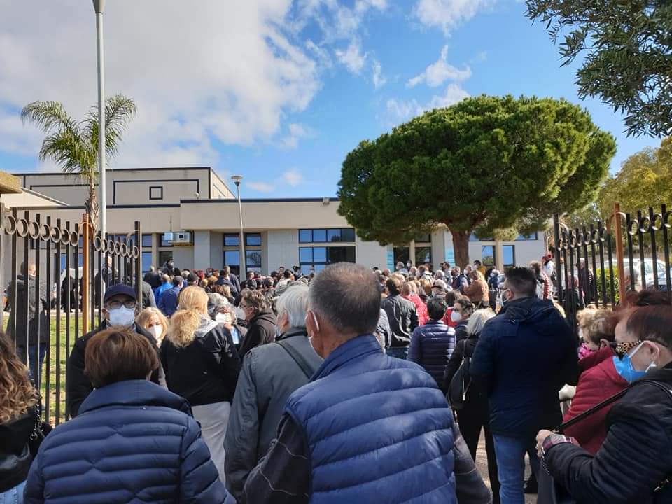 Piu' ritmo ai  vaccini in Sicilia,  ma all'hub di Agrigento ancora ressa