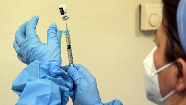 Bando per reclutare i vaccinatori a 80 euro l’ora esclude gli odontoiatri, Cammalleri:"Farò ricorso al Tar"
