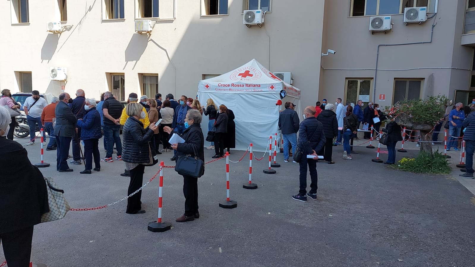 La Regione da l'ok alle vaccinazioni senza prenotazione anche a Sciacca, ma il punto riesce solo ad accontentare i primi 100