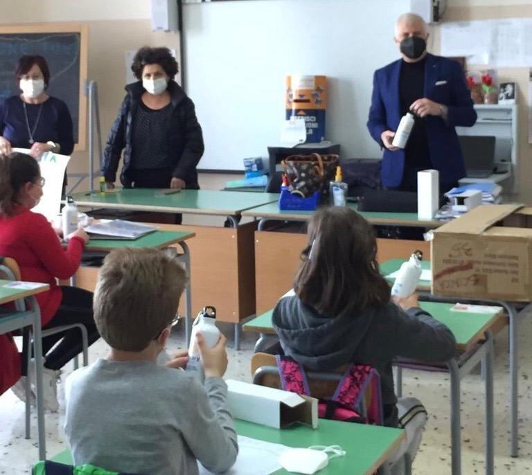 Conclusa la consegna di 1.760 borracce a tutti i bambini delle primarie di Sciacca e Caltabellotta