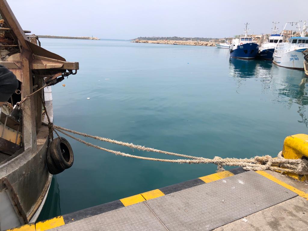 Anziano colto da malore finisce in mare con l'auto al porto di Sciacca, tre pescatori lo salvano