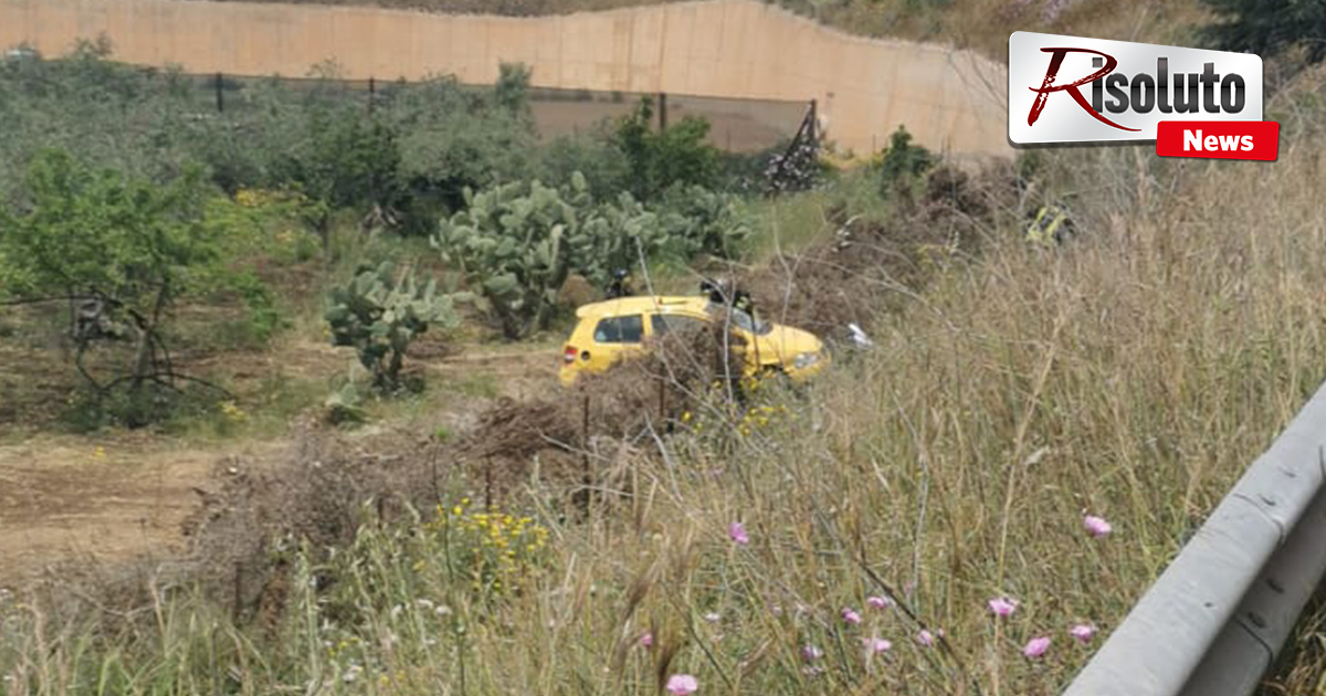 Auto fuori strada sulla 115 a Sciacca, due feriti