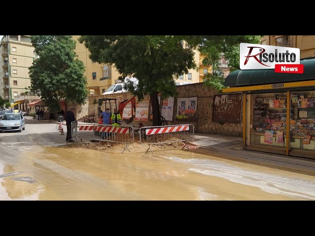 Guasto ad una condotta e via Cappuccini a Sciacca si allaga, lavori in corso