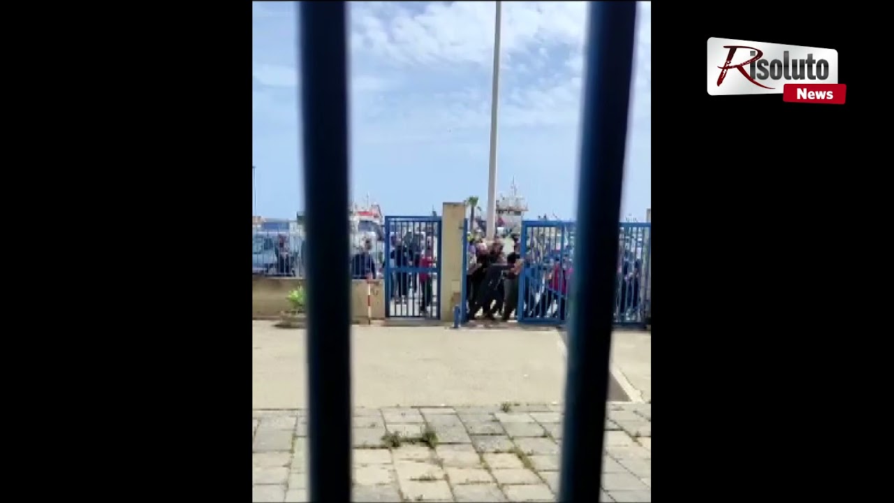 Rivolta dei pescatori nel piazzale della Capitaneria di Licata, intervento dei carabinieri per riportare la calma (video)