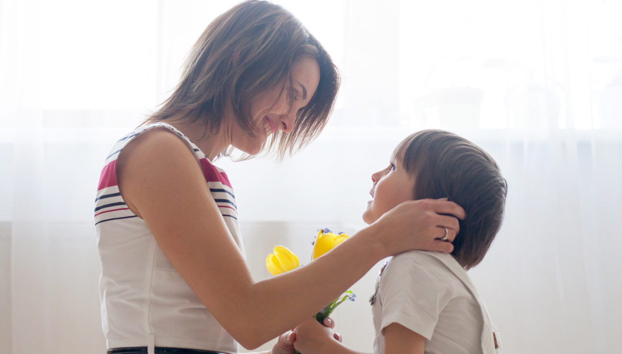 Puntata di Infopoint dedicata alla festa della mamma, ospiti mamme e figli per raccontare il primo rapporto della vita