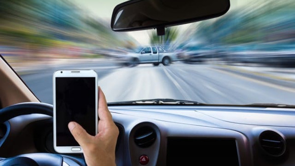 Alla guida con il cellulare alla mano, quattro saccensi beccati e sanzionati dalla polizia municipale