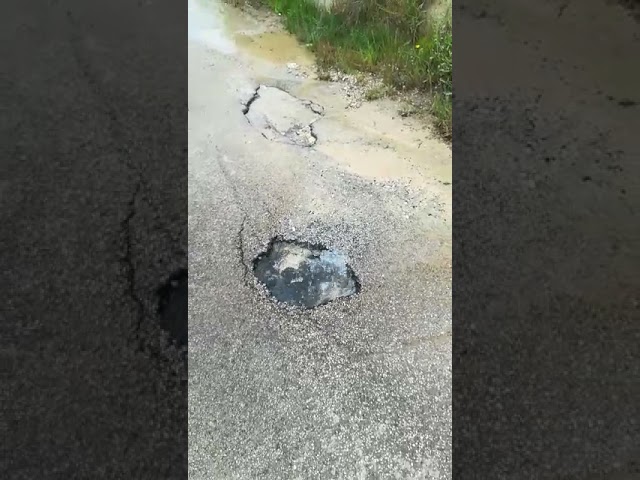 Perdita idrica in via Pietro Germi a Sciacca, strada disseminata di buche e rotture (Video)