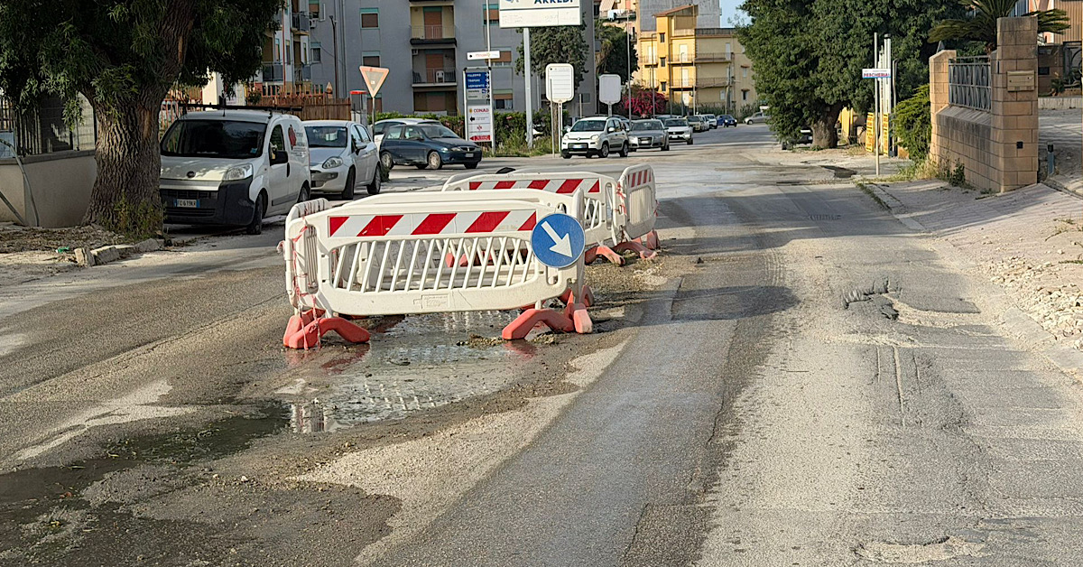 Sciacca, trincea infinita in viale Siena sempre allagato