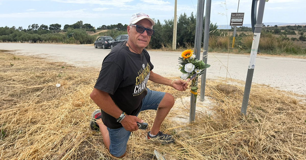 Fiori e bandiera americana a Sciacca per i due giovani morti a San Giorgio (Video)