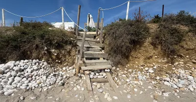 A Maragani la prova dell’estate: schivare i gradini rotti per raggiungere la spiaggia 
