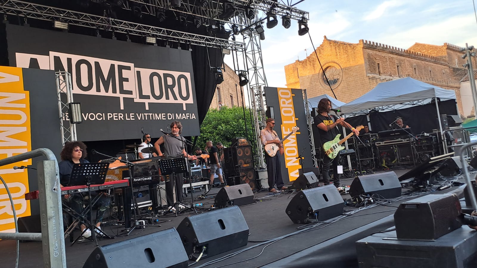 Il festival contro le mafie entra nel vivo, musica e testimonianze nella città di Matteo Messina Denaro (Video)