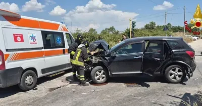 Schianto tra scuolabus e auto a Mazara del Vallo, il conducente era senza patente e assicurazione