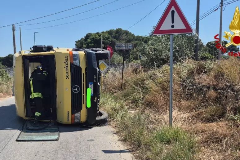 Scontro tra scuolabus e auto a Mazara del Vallo: tredici feriti, coinvolti anche otto bambini