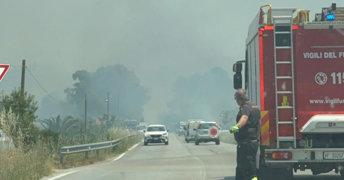 Caldo e vento, incendio alle porte di Ribera lungo la Statale 115