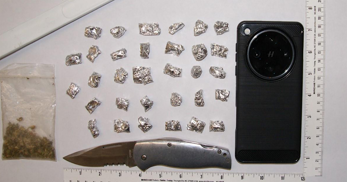 Fermato a un posto di blocco e trovato con crack, hashish, marijuana e un coltello: arrestato