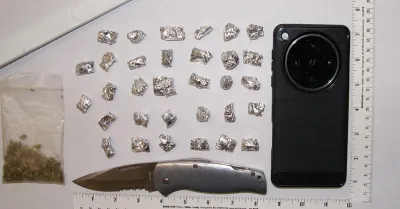 Fermato a un posto di blocco e trovato con crack, hashish, marijuana e un coltello: arrestato