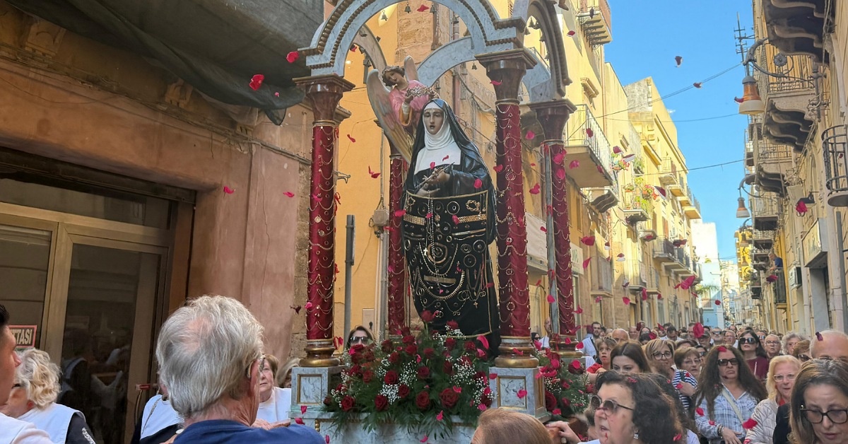 Processione di Santa Rita a Sciacca, emozione e devozione per le strade del centro (Video)