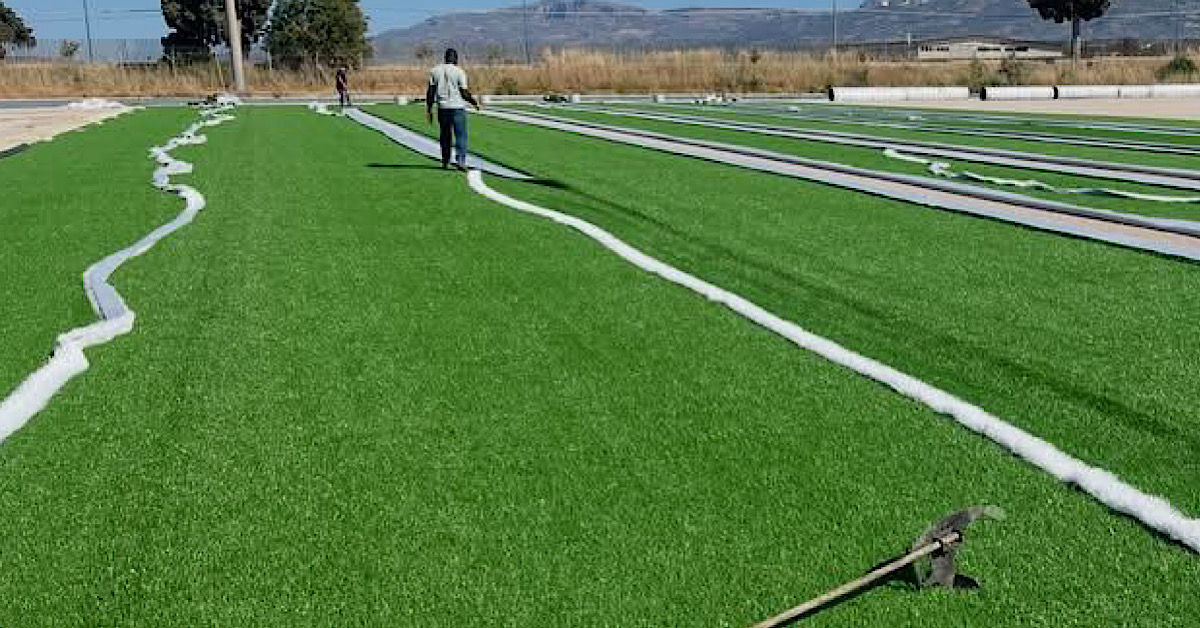 Avviata al centro sportivo comunale “Spataro” di Ribera la posa del manto in erba sintetica