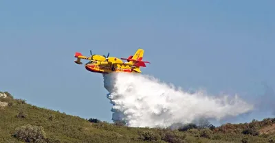 Incendio a Montagna Grande nel Trapanese, in azione canadair ed elicotteri: minacciate abitazioni e ricoveri per animali
