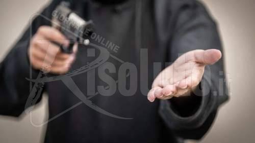 Rapina in una villetta a Canicattì, madre e figlia minacciate da tre banditi armati