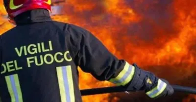 Incendio in un impianto di trattamento rifiuti a Marsala, in azione più squadre dei vigili del fuoco