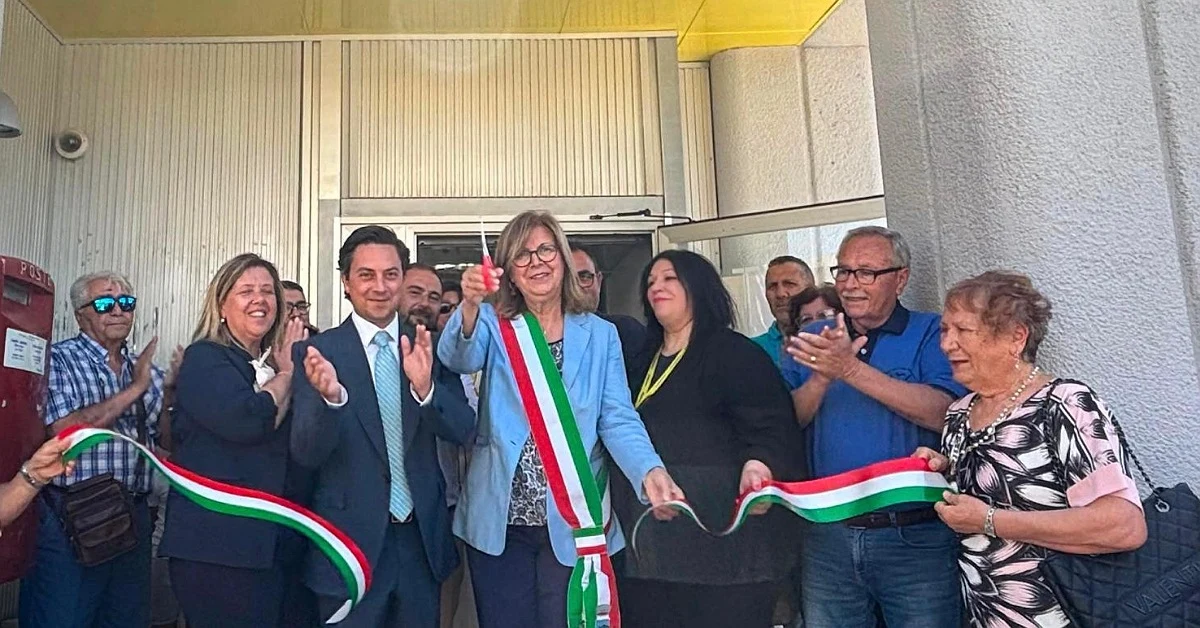 Inaugurazione nuovo ufficio postale Montevago, taglio del nastro del sindaco Margherita La Rocca Ruvolo