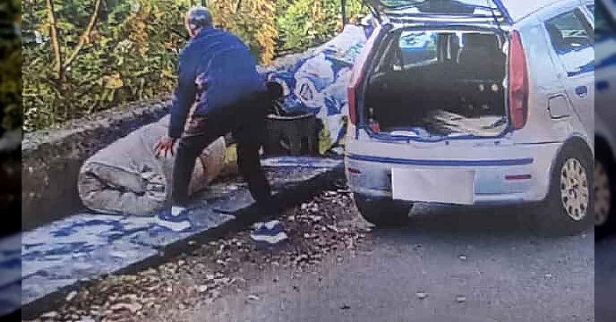Agenti della polizia locale di Riposto controllano le immagini delle fototrappole per identificare gli autori dell'abbandono di rifiuti.