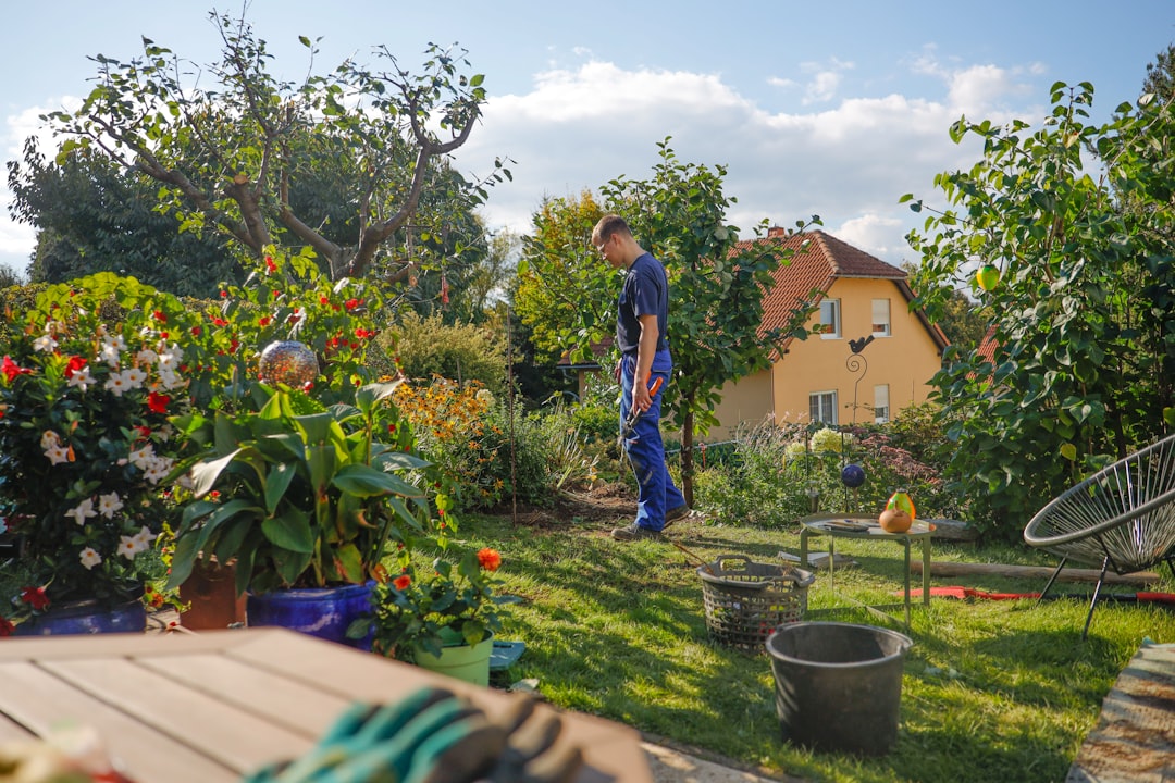 Giardino di casa con orto e giochi per bambini, esempio di pertinenza catastale per il calcolo IMU 2026.