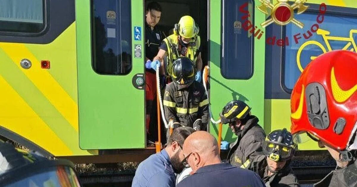 Scontro tra treno regionale e furgone sulla linea Caltanissetta-Catania, soccorsi sul posto