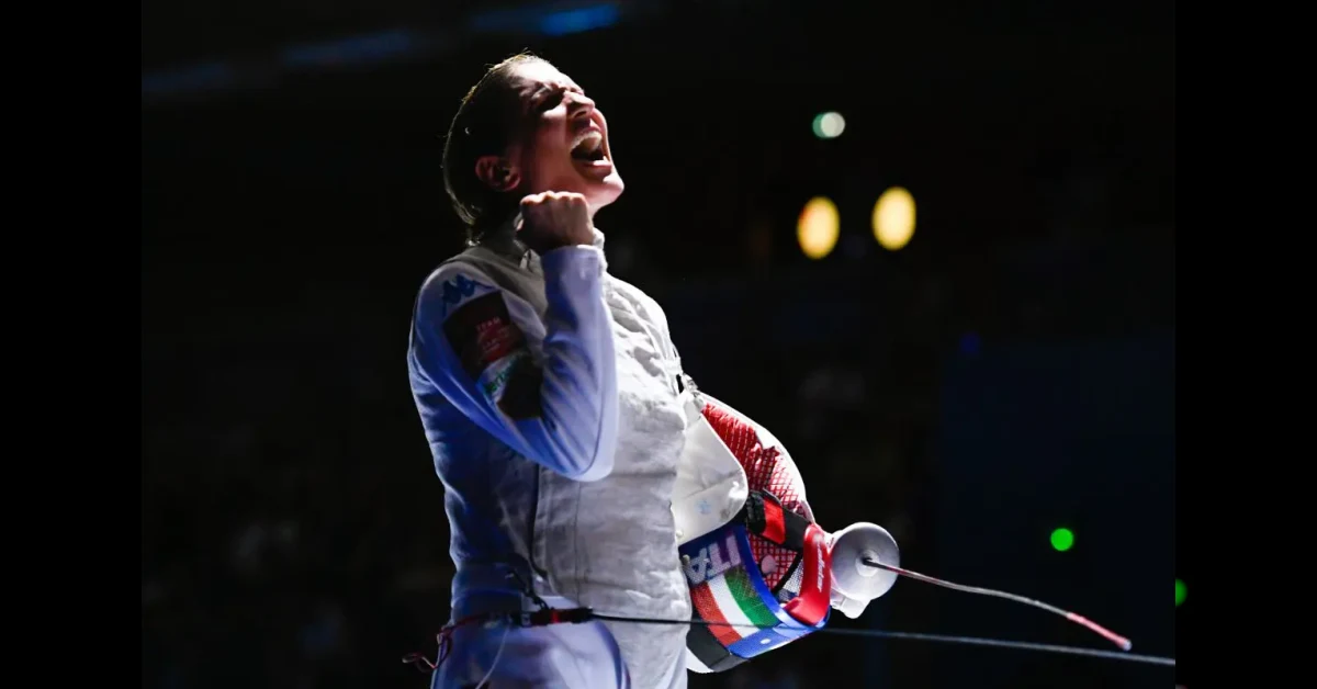 Arianna Errigo con medaglia d'argento agli Europei di scherma ad Antony
