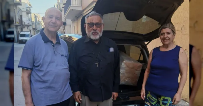 Padre Nuara di Ribera consegna a un missionario in Congo gli ultimi abiti da sposa per le donne che non possono acquistarli