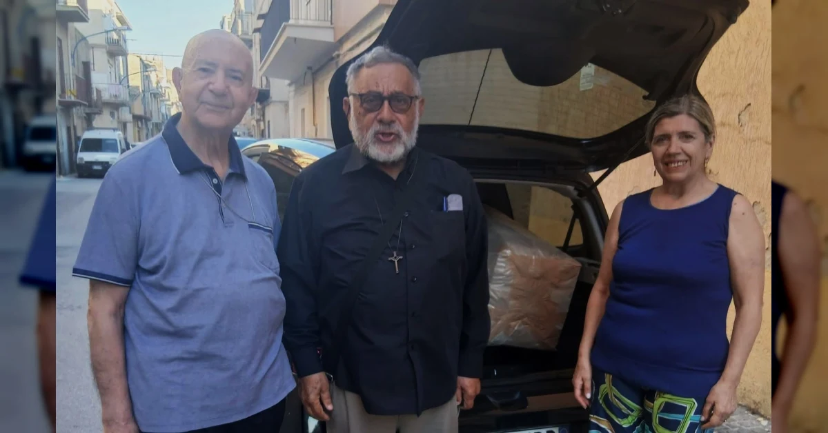 Padre Nuara consegna abiti da sposa a missionario per donne in Congo